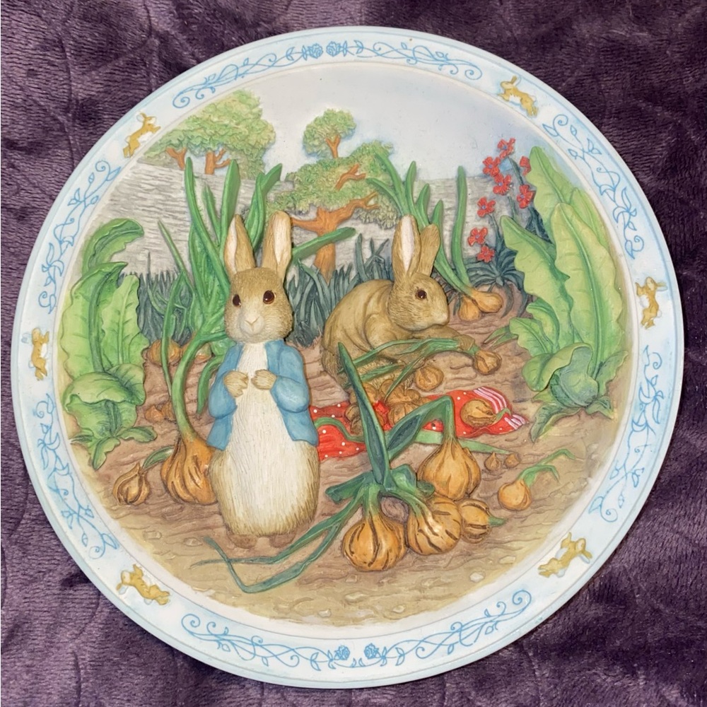 Bradford Exchange Peter Rabbit A Pocket Full of Onions Hanging Plate